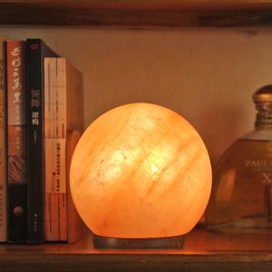 Créez une ambiance apaisante avec cette lampe en sel de l'Himalaya, offrant une lueur douce et un design élégant pour la décoration intérieure moderne. - Product Image 5