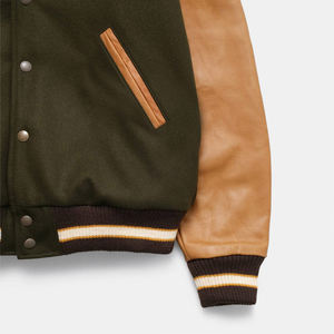 เสื้อแจ็คเก็ตวาร์ซิตี้สีเขียวมะกอกและสีแทนสำหรับผู้ชาย ทำจากผ้าขนสัตว์และหนัง สไตล์บอมเบอร์คลาสสิก พร้อมขอบยางยืดและกระดุมแป๊ก - Product Image 4