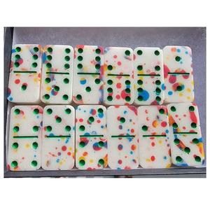 Jeu de dominos en résine faits à la main avec des taches colorées et des points verts dans un étui transparent, pièces de jeu d'art à collectionner - Product Image 5