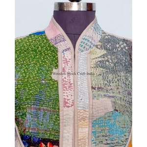 Veste-gilet Kantha artisanale tendance au style moderne, unique et réversible, avec col en V, de la boutique. - Product Image 3