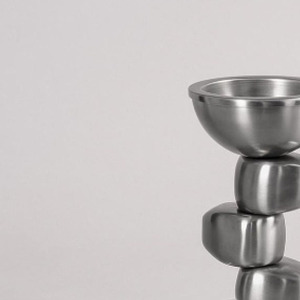 Quemador de incienso de metal plateado cepillado con un diseño único de tallo en forma de guijarro, base estable de acrílico transparente que proporciona una fragancia escultural. - Product Image 6