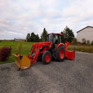 Tracteur Kubota avec souffleuse à neige pour les opérations agricoles, l'entretien hivernal, le déneigement et des performances fiables en extérieur - Product Image 1