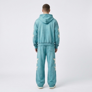 Survêtement streetwear bleu moderne pour homme avec sweat à capuche zippé et pantalon graphique assorti - Product Image 2