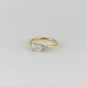 แหวนเพชรทรงมรกตเม็ดเดี่ยว 1 กะรัต แบบมินิมอล ตะวันออก-ตะวันตก ทองคำขาว 14K วงแหวนหน้ากว้าง 1.6 มม. ประดับเพชรด้านข้างทรงบริลเลียนท์ แหวนหมั้น - Product Image 1