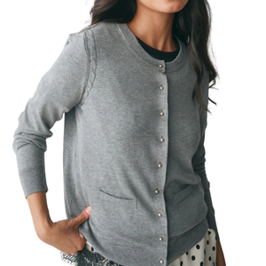 Cardigan gris en coton doux et riche en fibres, col rond, manches longues, boutons sur le devant, tricoté avec poches, pour la vente en gros de vêtements en vrac. - Product Image 1