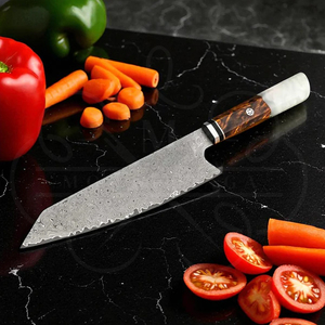 Lame de Damas forgée à la main en acier de Damas avec un bord festonné unique et un motif cellulaire. Manche unique en bois de résine de burl. - Product Image 5