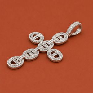 Colgante de Cruz Religiosa Hip Hop con Moissanita Iced Out, Corte Redondo y Baguette, Plata S925 Bañada en Rodio - Product Image 2