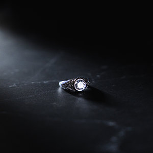 Bague vintage en diamant de laboratoire taille ronde, sertie clos, gravée motif floral, fabricant de bijoux - Product Image 6