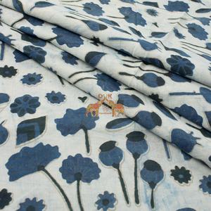 Tissus en coton bleu indigo imprimés à la main avec des motifs floraux pour la décoration intérieure et les créateurs de vêtements - Product Image 2