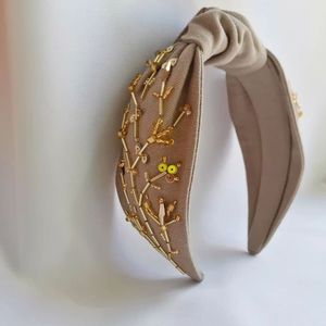Bandeau pour cheveux brodé de perles de qualité supérieure, magnifique accessoire pour cheveux fait main pour les passionnés de mode - Product Image 1