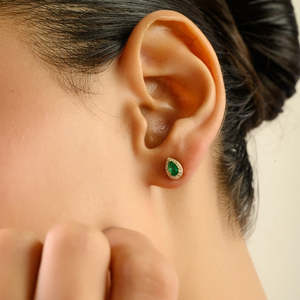 Boucles d'oreilles pendantes en or blanc 14 carats avec émeraude sertie en forme de goutte d'eau et halo de perles, cadeau pour maman - Product Image 3