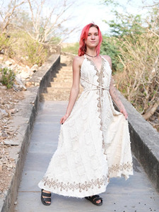 Vestido maxi bohemio de algodón crudo con bordado tribal, estilo halter sin espalda, para playa o boda, de algodón khadi premium transpirable. - Product Image 3