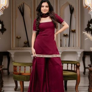 Ensemble de tenue de soirée ethnique de créateur en faux georgette avec kurti à motifs miroir, palazzo et dupatta à bordure en dentelle brodée - Product Image 1