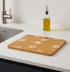 Planche à découper rectangulaire en bois élégante avec trou de suspension et motifs géométriques sculptés en forme d'œil de soleil - Product Image 3