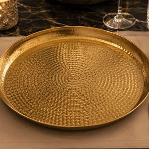 Bandeja de Servir de Lujo de Latón Martillado Hecha a Mano, Diseño Moderno, Apta para Lavavajillas, Ligera - Product Image 1