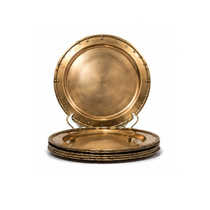 Assiette de service ronde en métal, design vintage or massif, finition polie, vaisselle de fête - Product Image 6