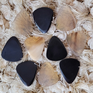 Juego de 10 púas triangulares exóticas de cuerno de búfalo real con orificio para un mejor agarre - Product Image 1