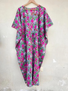 Maxi vestido caftán de algodón azul con estampado floral rosa, estampado de bloques, cubierta de playa, tela de gasa - Product Image 6