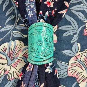 Accesorio de Bolso con Hebilla de Cuero Turquesa con Grabado Floral, Soporte Decorativo de Moda - Product Image 1