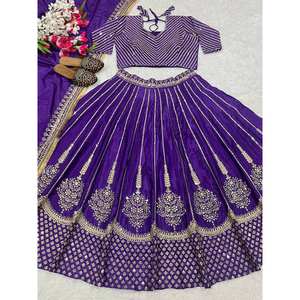 Vestidos de novia morados de diseño Maruti, lehenga choli bordado con pedrería. - Product Image 2