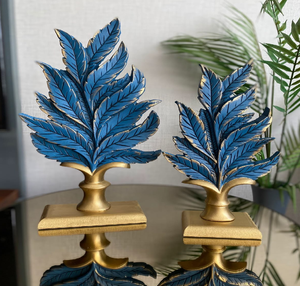 Abanicos de hojas texturizadas en azul intenso y dorado sobre bases de pedestal. Estilo mediterráneo vibrante disponible a precios de mayorista. - Product Image 1