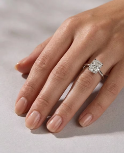 Bague solitaire en or blanc 10 carats avec diamant de laboratoire de 2,00 carats, taille émeraude, clarté VVS2, couleur E, certifié IGI, style classique, bijoux - Product Image 4