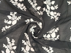 Tela de Chifón Negra Premium en Oferta con Bordado Floral Blanco Grande - Material de Georgette Texturizado para Vestidos - Product Image 5