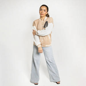 Chaqueta Varsity Personalizada Impermeable y Cortavientos para Mujer, Diseño de Parche Legendario Fearless, Ropa de Calle de Invierno, Chaquetas Varsity para Mujer - Product Image 4