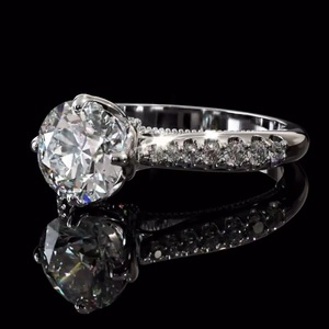 Anillo de Diamantes con Banda de Pavé y Piedras Laterales, Corte Brillante Redondo de 2.00CT para Mujer, Certificado IGI, Estilo Lujoso, Anillo de Compromiso y Regalo para Ella - Product Image 2