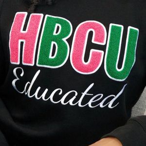 เสื้อสเวตเชิ้ตสีดำ HBCU AKA Chenille คอกลม แขนยาว เนื้อผ้านุ่มสบาย แฟชั่นลำลองสำหรับผู้หญิง เสื้อผ้าสำหรับชมรมนักศึกษา ทันสมัย - Product Image 5