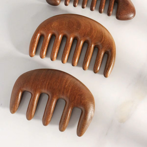 หวีไม้สะเดาทำมือคุณภาพพรีเมียม ขัดเงาเรียบเนียน เป็นมิตรกับสิ่งแวดล้อม ผลิตภัณฑ์ดูแลเส้นผมจากไม้ งานฝีมือธรรมชาติ - Product Image 1