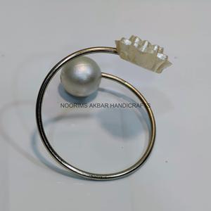 Anneaux de serviette en métal Noorims Akbar Handicrafts, design floral, perles décoratives, finitions multiples, forme ronde, qualité supérieure pour l'organisation - Product Image 2