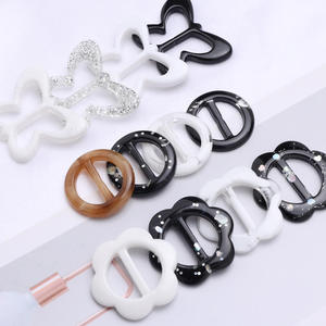 Cinturón Ajustable de Resina Plástica para Mujer, Diseño Clásico, Disponible en Varios Tamaños - Product Image 1