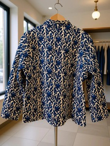 Chaqueta de Mujer Hecha a Mano en India, de Algodón Tejido, Acolchada, Reversible, con Estampado Animal, Cuello Camisero, Manga Tres Cuartos - Product Image 4