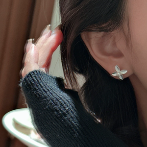 Pendientes de plata 925 con diseño de hoja mate, versión coreana, estilo coreano, joyería retro simple para la oreja - Product Image 4