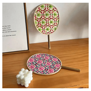 Abanico Redondo de Ratán Hecho a Mano con Patrón Rosa, Azul y Verde, Decoración de Interiores, Artesanía para Adultos - Product Image 1