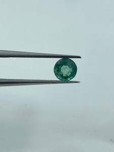 Émeraude Naturelle Ronde de Haute Qualité, Pierre Précieuse Verte en Gros, Pierre Centrale pour Collier 5.60mm 0.67CTS, Prix de Gros - Product Image 3