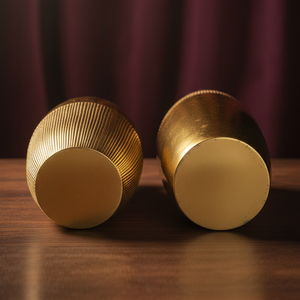 Ensemble de deux vases à fleurs dorés brillants, présentant des textures mixtes lisses et rainurées verticalement, pour les intérieurs modernes sophistiqués - Product Image 5