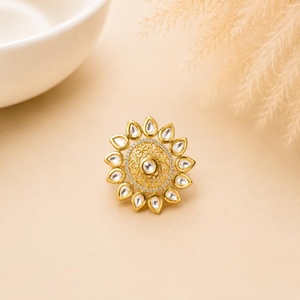 Bague Kundan plaquée or 22 carats, ajustable, avec zircon cubique taille poire et émail vert, style statement, pour tenue de mariée indienne traditionnelle - Product Image 1