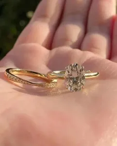 Anillo de compromiso con diamante simulado de corte ovalado de 2 quilates, chapado en oro amarillo de 14 quilates - Product Image 5