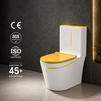 WC monobloc en céramique au design unique, couleur blanche, avec réservoir à ligne jaune clair, double chasse et abattant à fermeture douce, pour salle de bain de villa