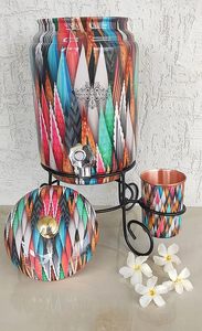 Distributeur d'eau à motif géométrique coloré avec couvercle en cuivre et tasse assortie sur support - Product Image 6