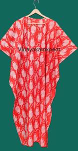 Caftán Midi de Algodón Ecológico con Estampado a Mano en Rojo Vibrante, Estilo Bohemio Artesanal, Ropa de Verano Elegante con Cuello en V - Product Image 4