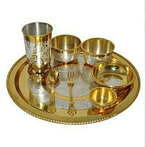 Service de table minimaliste en bronze doré Kansa, comprenant des bols et des thali à motifs imprimés, disponible à prix de gros. - Product Image 3