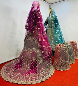 เสื้อครอปกำมะหยี่ lehenga choli กับงานหนักเต็มรูปแบบ Big Trail & jarstones สำหรับงานแต่งงานเฉดสีเข้มคอลเลกชัน mahamantra - Product Image 2