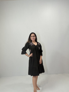 Vestido negro escalonado hasta la rodilla para mujer con motivos bordados, cuello en V y mangas tres cuartos acampanadas - Product Image 1
