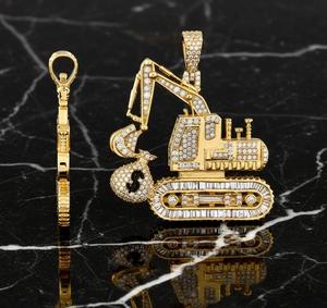 Collar con Colgante de Camión de Plata con Moissanita Estilo Hip Hop, Brillante y con Efecto 'Iced', Incluye Bolsa de Dólares - Product Image 1