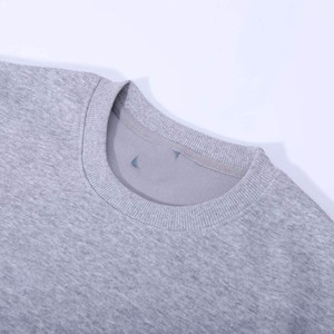เสื้อสเวตเชิ้ตสีเทาสำหรับผู้ชาย ผ้าฝ้ายฟลีซ คอกลม ผลิตตามสั่ง แบรนด์ส่วนตัว ขายส่ง ผู้ผลิตเสื้อผ้า ผู้จัดจำหน่ายจำนวนมาก สำหรับแบรนด์สหรัฐอเมริกาและยุโรป - Product Image 3