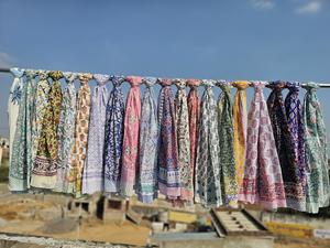 Paréo Sarong Léger en Coton Imprimé Floral Fait Main pour Femme, Style Bohème, Idéal pour la Plage et l'Été - Product Image 2