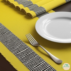 Ensemble de 7 pièces écologiques, rouge et jaune, style bohème, chemin de table en lin, rectangulaire, lavable, tapis et sous-plats antidérapants, fabriqué au Bangladesh - Product Image 6
